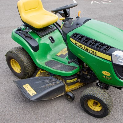 Lot 659 - A JOHN DEERE X105 AUTO RIDE-ON MOWER