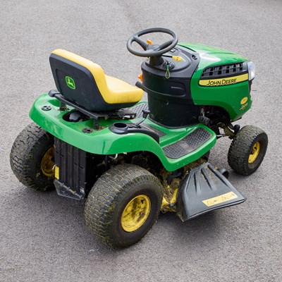 Lot 659 - A JOHN DEERE X105 AUTO RIDE-ON MOWER