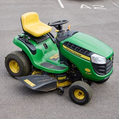 Lot 659 - A JOHN DEERE X105 AUTO RIDE-ON MOWER