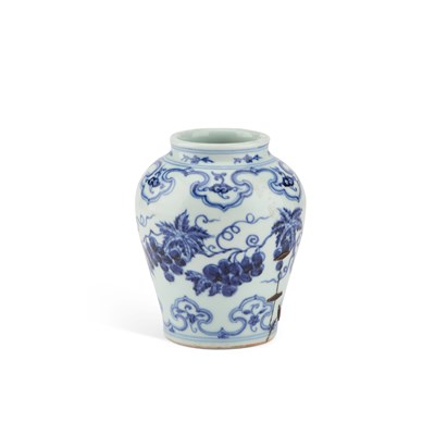 Lot 660 - A CHINESE BLUE AND WHITE VASE