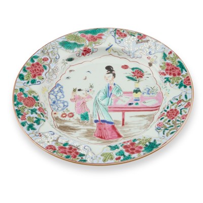 Lot 615 - A CHINESE FAMILLE ROSE PLATE