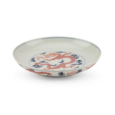 Lot 104 - A CHINESE UNDERGLAZE BLUE AND IRON-RED 'DRAGON' DISH