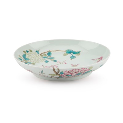 Lot 105 - A CHINESE FAMILLE ROSE DISH