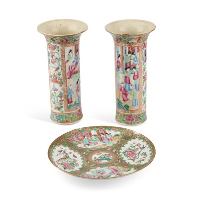 Lot 134 - A PAIR OF 19TH CENTURY CHINESE FAMILLE ROSE SLEEVE VASES AND A CIRCULAR PLATE