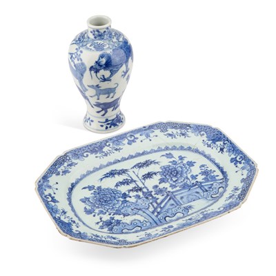 Lot 85 - A 19TH CENTURY CHINESE BLUE AND WHITE VASE AND A CHINESE 18TH CENTURY BLUE AND WHITE DISH