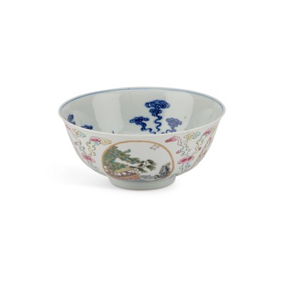 Lot 124 - A CHINESE FAMILLE ROSE 'MEDALLION' BOWL