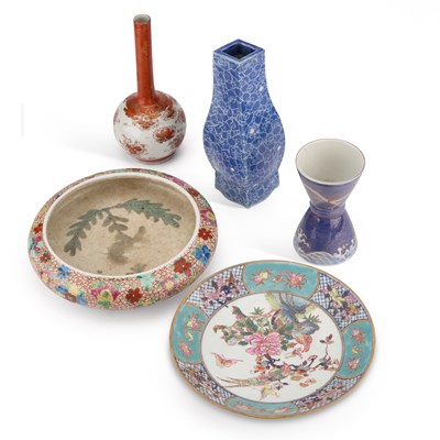 Lot 132 - A COLLECTION OF JAPANESE CERAMICS