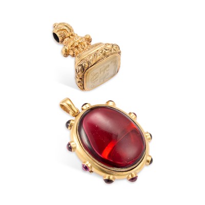 Lot 895 - AN EARLY 19TH CENTURY 9 CARAT GOLD GARNET PENDANT BROOCH