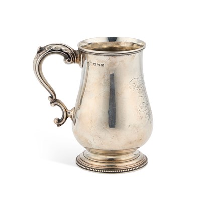 Lot 424 - A VICTORIAN SILVER MUG