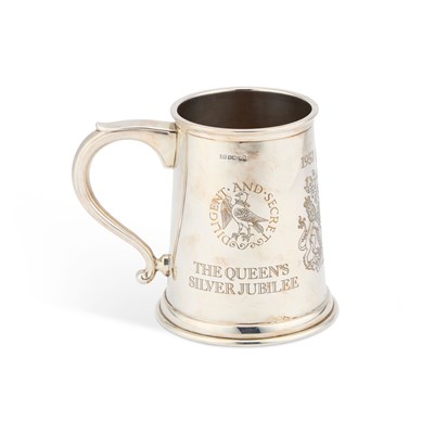 Lot 300 - AN ELIZABETH II SILVER COLLEGE OF ARMS MUG, 'THE QUEEN'S SILVER JUBILEE'