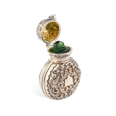 Lot 401 - A GEORGE V SILVER AND GREEN GLASS SCENT BOTTLE