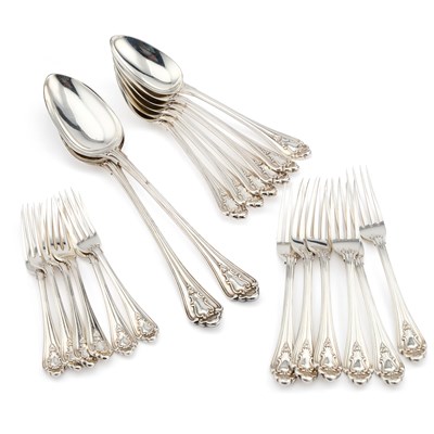 Lot 422 - A SUITE OF EARLY VICTORIAN SILVER FLATWARE