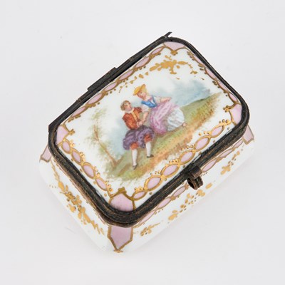 Lot 134 - A CONTINENTAL PORCELAIN SNUFF BOX, CIRCA 1900