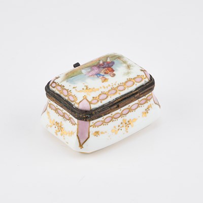 Lot 134 - A CONTINENTAL PORCELAIN SNUFF BOX, CIRCA 1900