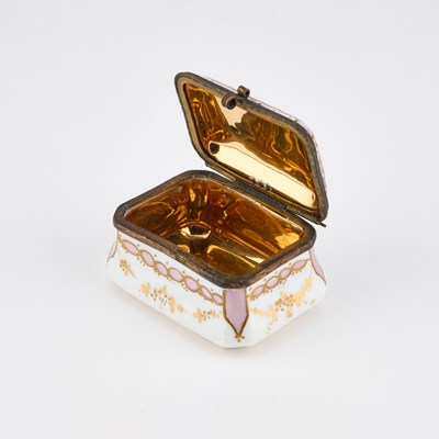 Lot 134 - A CONTINENTAL PORCELAIN SNUFF BOX, CIRCA 1900