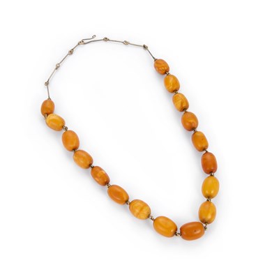 Lot 335 - AN AMBER BEAD NECKLACE