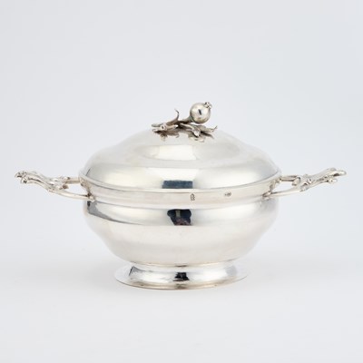 Lot 267 - A LATE 18TH CENTURY GERMAN SILVER ÉCUELLE AND COVER