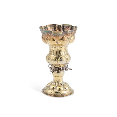 Lot 270 - AN EARLY 17TH CENTURY GERMAN PARCEL-GILT SILVER CUP