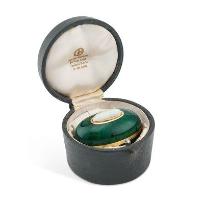 Lot 830 - GERALD BENNEY: AN 18 CARAT GOLD, OPAL AND ENAMEL BOX