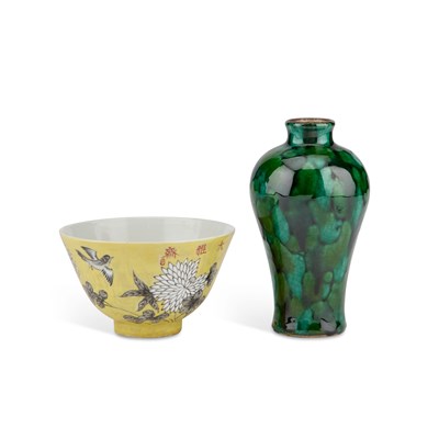 Lot 73 - A CHINESE YELLOW-GROUND BOWL AND A CHINESE GREEN-GLAZED VASE