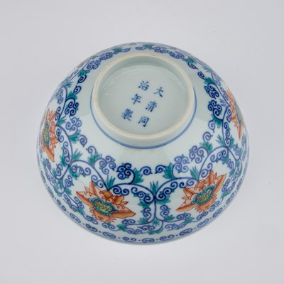 Lot 94 - A CHINESE DOUCAI 'LOTUS' BOWL