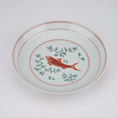 Lot 618 - A CHINSE IRON-RED AND GREEN-ENAMELLED 'FISH' DISH