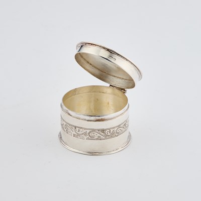 Lot 301 - A SMALL ELIZABETH II SILVER BOX