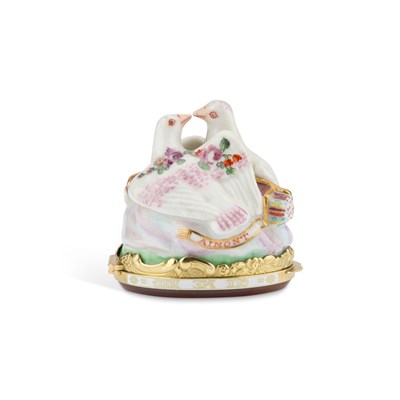 Lot 810 - A CHELSEA PORCELAIN BONBONNIÈRE IN THE FORM OF BILLING DOVES, CIRCA 1760