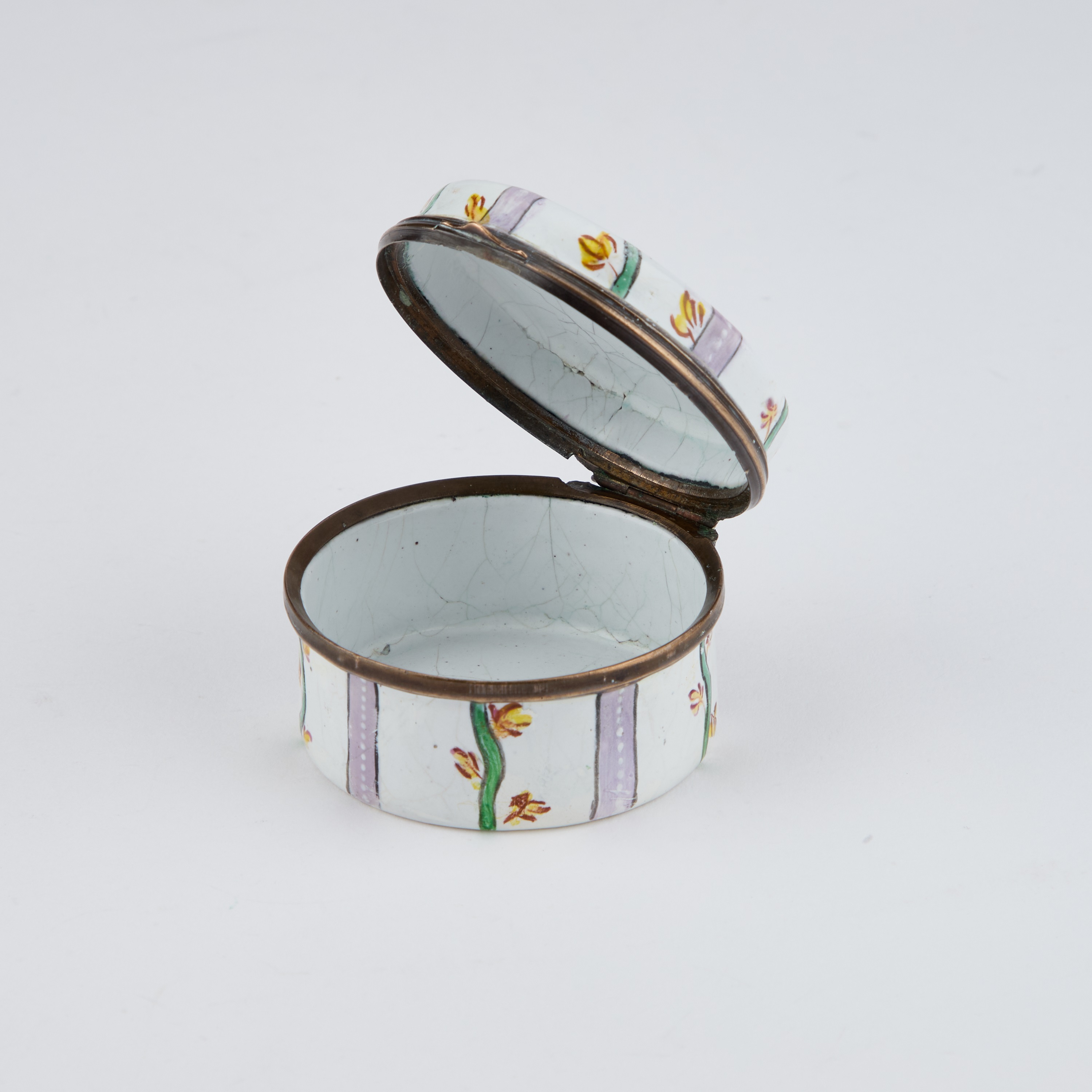 Lot 819 - AN 18TH CENTURY ENAMEL BOX