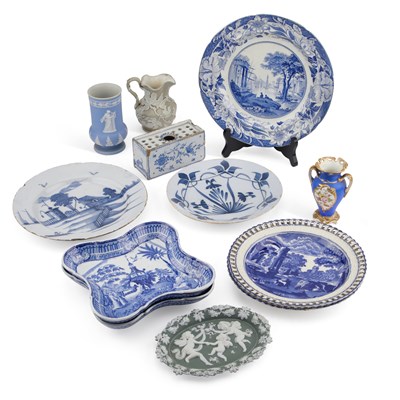 Lot 111 - A COLLECTION OF CERAMICS
