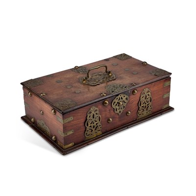 Lot 1173 - AN 18TH CENTURY BRASS-MOUNTED HARDWOOD TABLE BOX, PROBABLY DUTCH COLONIAL