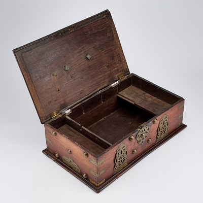 Lot 1173 - AN 18TH CENTURY BRASS-MOUNTED HARDWOOD TABLE BOX, PROBABLY DUTCH COLONIAL