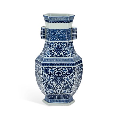 Lot 133 - A CHINESE BLUE AND WHITE HEXAGONAL VASE, HU