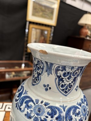 Lot 119 - A PAIR OF DUTCH FAIENCE CYLINDRICAL VASES (ROLWAGEN)