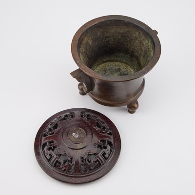 Lot 727 - A CHINESE BRONZE TRIPOD CENSER