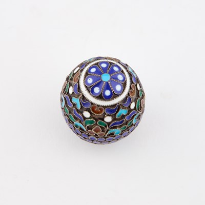 Lot 251 - A RUSSIAN SILVER AND CLOISONNÉ ENAMEL MINIATURE EGG