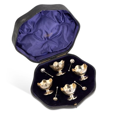 Lot 397 - A SET OF FOUR EDWARDIAN SILVER SALTS