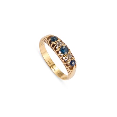 Lot 899 - AN 18 CARAT GOLD SAPPHIRE AND DIAMOND RING