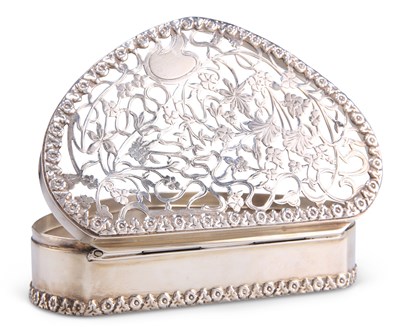 Lot 1324 - A GEORGE V SILVER POT POURRI BOX