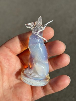 Lot 76 - RENÉ LALIQUE (FRENCH, 1860-1945), A 'CHIEN' CACHET, DESIGNED 1926