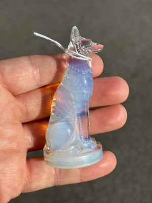 Lot 76 - RENÉ LALIQUE (FRENCH, 1860-1945), A 'CHIEN' CACHET, DESIGNED 1926