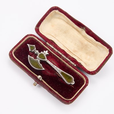 Lot 58 - AN EDWARDIAN SILVER AND AGATE BROOCH