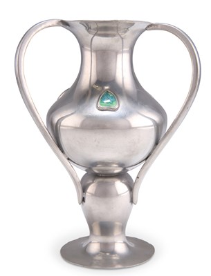 Lot 1000 - AN ART NOUVEAU PEWTER VASE