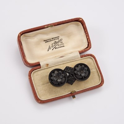 Lot 114 - A VICTORIAN CARVED JET BROOCH