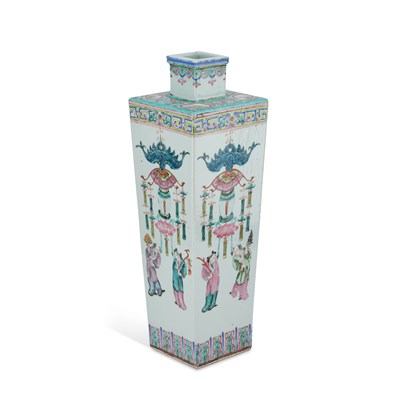 Lot 686 - A CHINESE FAMILLE ROSE VASE, PROBABLY 19TH CENTURY