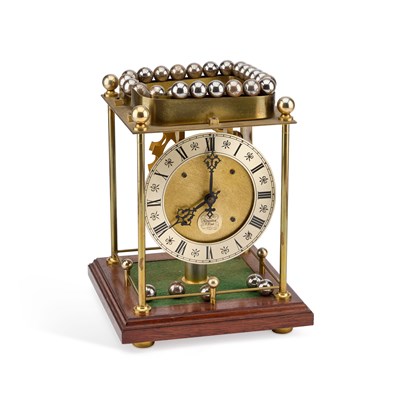 Lot 1060 - A LATE 20TH CENTURY BRASS ROLLING SPHERICAL BALL WEIGHT CLOCK TIMEPIECE BY THWAITES & REED