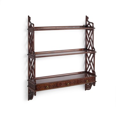 Lot 1088 - A CHIPPENDALE STYLE MAHOGANY HANGING SHELF