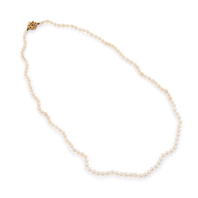 Lot 589 - A SINGLE STRAND PEARL NECKLACE