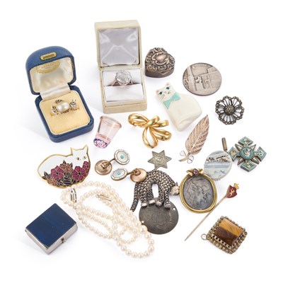 Lot 591 - A COLLECTION OF COSTUME JEWELLERY