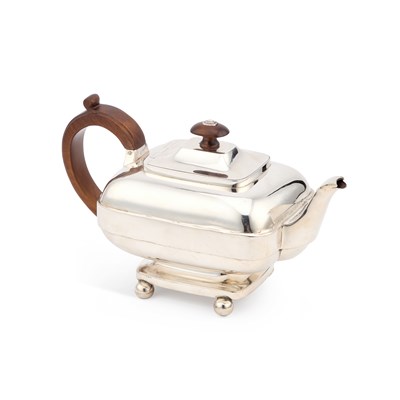 Lot 289 - YORK: A GEORGE III SILVER TEAPOT